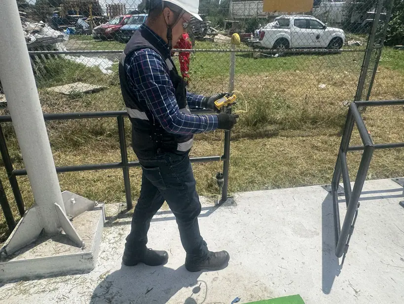Técnico operando sistema de gas natural
